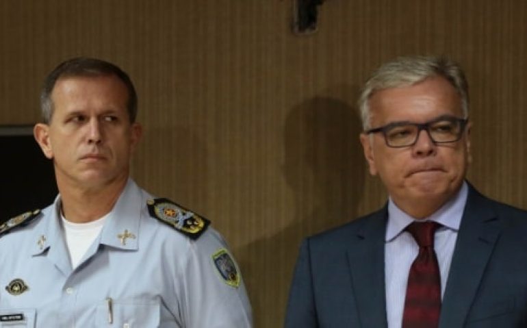 o-comandante-da-pm-coronel-nylton-rodrigues-azul-e-o-secretario-de-seguranca-do-es-andre-garcia-anunciam-medidas-do-governo-estadual-contra-os-policiais-aquartelados-1486736332333_615x300