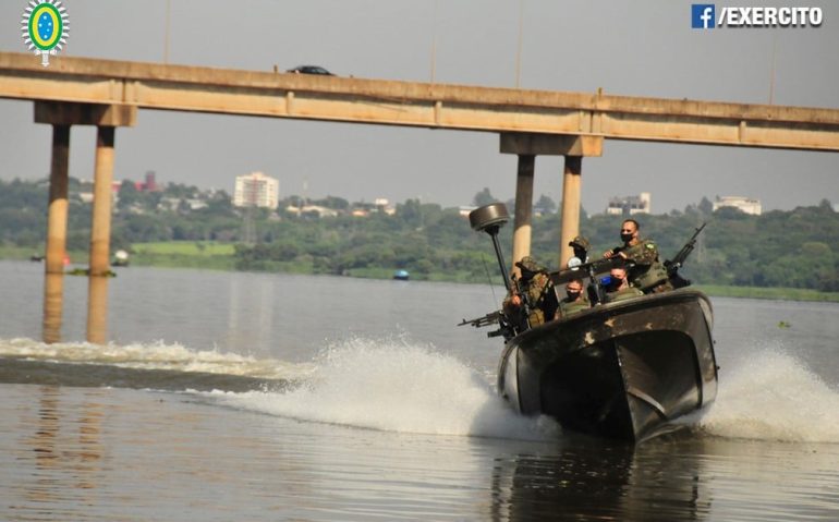 Militares em patrulha na Operação Ágata/Fronteira Sul
Imagem: EB