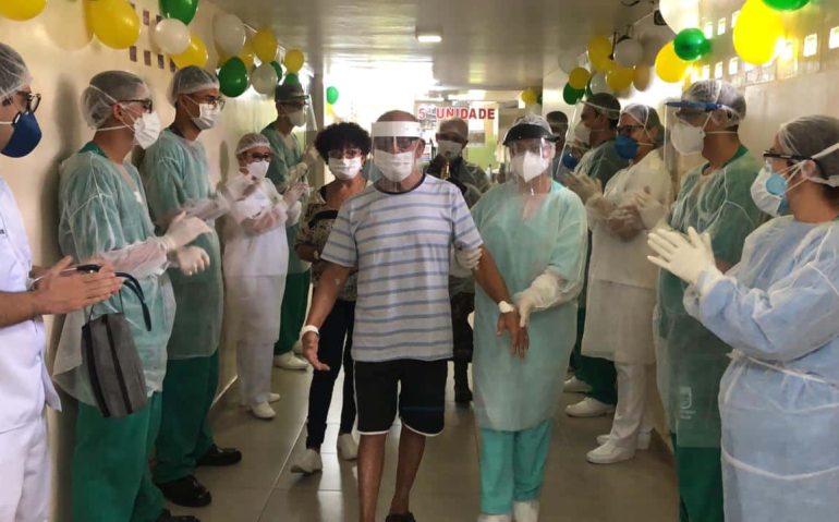 paciente curado deixa Hospital Militar de Belém