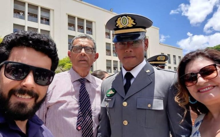 Na formatura do filho, Pedro, a mãe de Agostinho e o padrastro acompanharam a solenidade em Resende
Pedro Figueiredo / Arquivo Pessoal