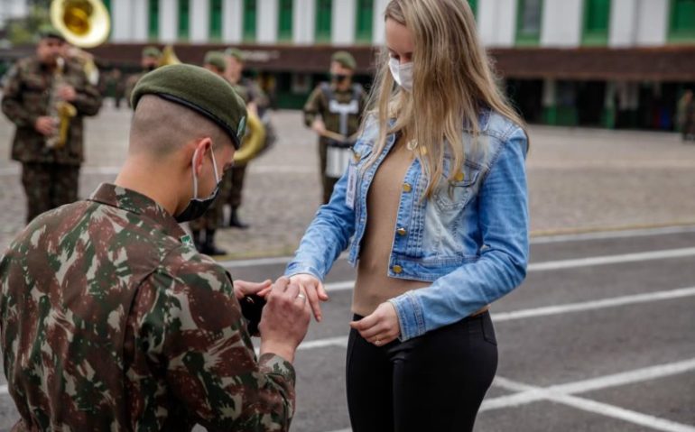 Pedido de casamento aconteceu durante de cerimônia de promoção para cabo – Foto: 62º Batalhão de Infantaria/Divulgação/ND