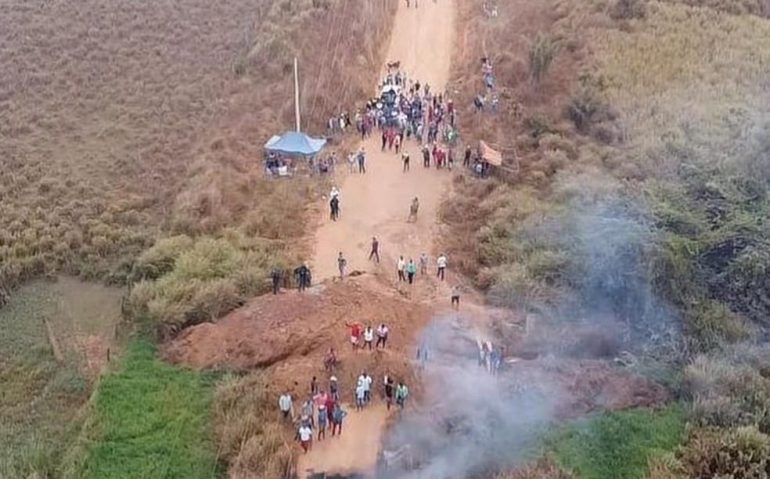 Garimpeiros protestam contra operação federal no Pará. — Foto: Reprodução / Elion