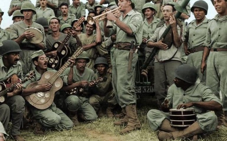 Soldados da Força Expedicionária Brasileira durante um momento de pausa entre os combates. Itália, 1944.
Colorizada por JSilver