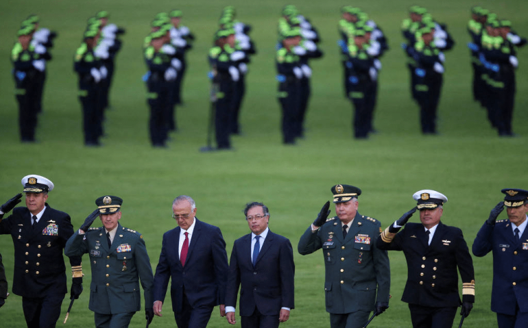O presidente da Colômbia, Gustavo Petro (centro), entre autoridades da Forças Armadas do país - Luisa Gonzalez/Reuters