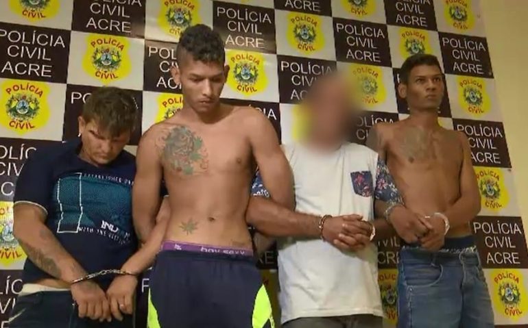 Três dos suspeitos presos são julgados nesta quarta-feira (9); e um (de camisa branca) foi absolvido — Foto: Reprodução/Rede Amazônica Acre