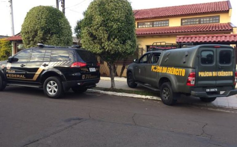 Policiais cumprindo mandado na casa de um dos investigados, em Canoas
Polícia Federal