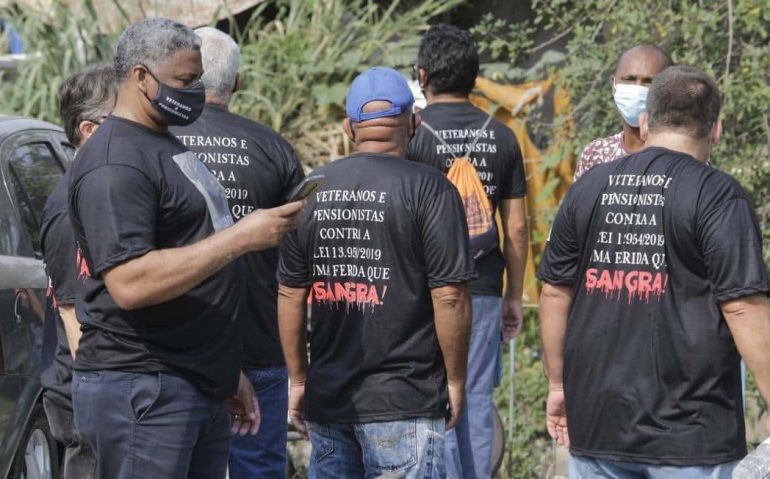 Trinta manifestantes se reuniram na entrada do evento na Marinha na manhã desta quinta-feira Foto: Antonio Scorza / Agência O Globo