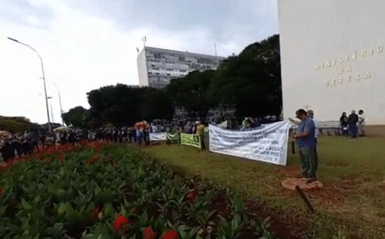 Militares da reserva que ocuparam postos de graduação fazem protesto na frente do Ministério da Defesa/Reprodução vídeo