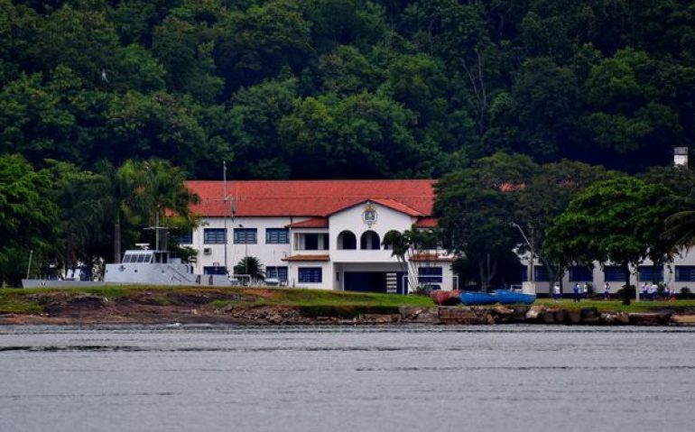 Suspeito foi levado para o Quartel da Marinha (Crédito: Fernando Madeira)