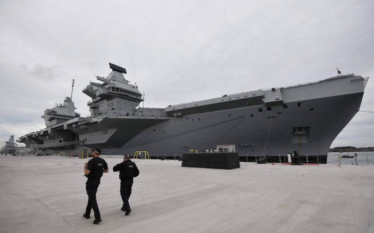 O porta-aviões HMS Queen Elizabeth, o maior navio britânico, em sua base em Portsmouth - Ben Stansall - 16.ago.17/AFP