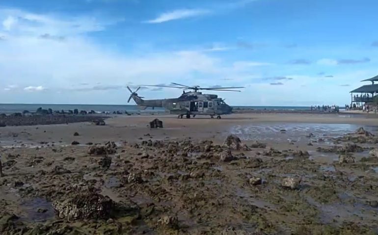 Após ejetar e ser retirado da água, militar foi levado por helicóptero da FAB — Foto: Reprodução