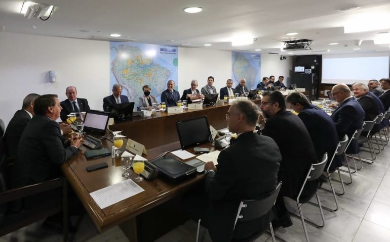 Mourão costuma se sentar ao lado direito de Bolsonaro, posição que ficou vazia na reunião ministerial desta terça — Foto: Marcos Corrêa/PR