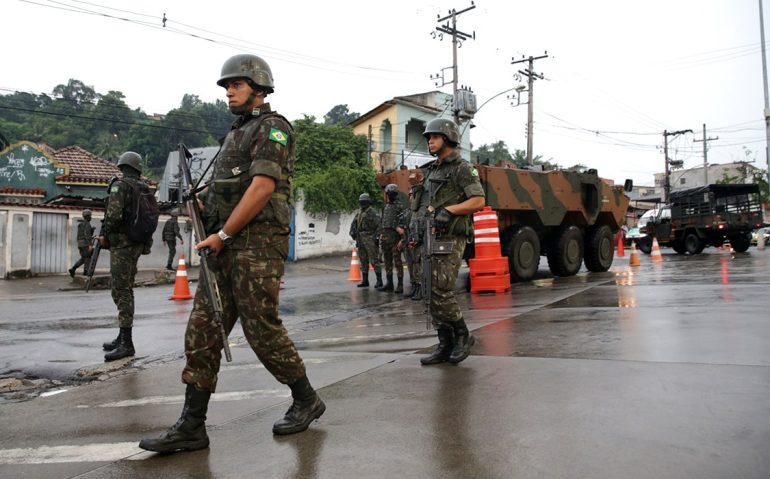 Tropas do Exército saem de batalhões para ação em área violenta do Rio