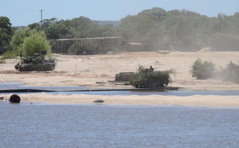 Blindados participam de operação
Divulgação / Comando Militar do Sul