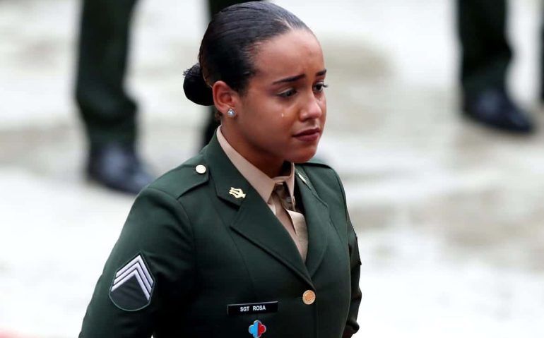 A imagem revela uma trajetória de dedicação, esforço e vitória, medida com imparcialidade de raça, gênero e origem, reforçando os valores como a meritocracia e a justiça social no Exército Brasileiro.

A 3º Sgt Rosa foi a primeira colocada entre 401 militares formandos, homens e mulheres, da Escola de Sargentos de Logística, superando desafios e emocionando à todos os presentes!
Foto: Ricardo Sodré
