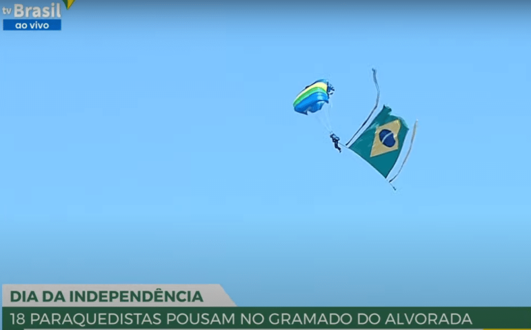 Sargento Sabrina conclui salto conduzindo a Bandeira Nacional (reprodução: TV Brasil)