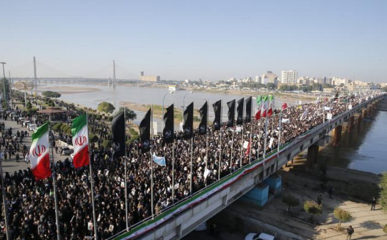 Multidão acompanha cortejo fúnebre para o sepultamento do general iraniano morto por um míssil norte-americano
Hossein Mersadi / Fars News / AFP