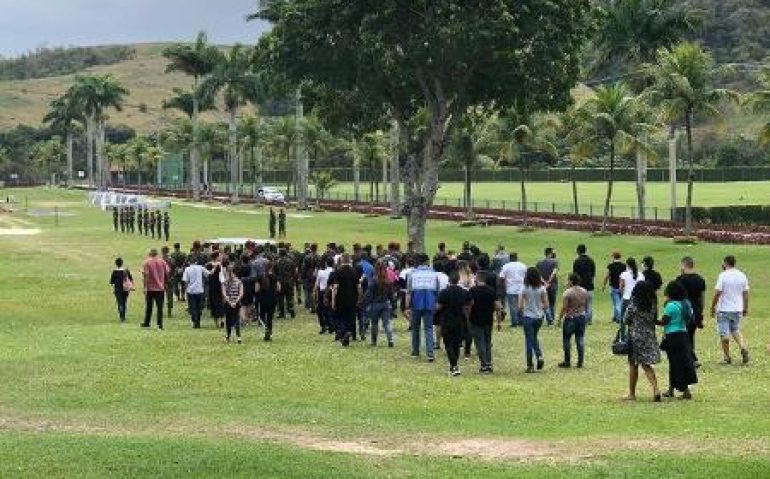 Familiares e amigos se despediram de Bruna Borralho. Ela foi atingida por dois disparos no município de Duque de Caxias
Imagem: Diana Rogers