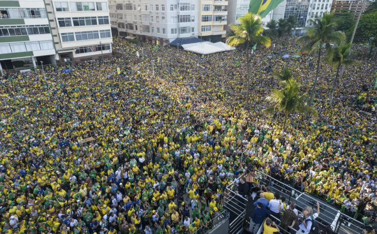 Bolsonaro discursa para milhares de apoiadores em Copacabana durante o 7 de Setembro — Foto: Rodrigo Abd/AP