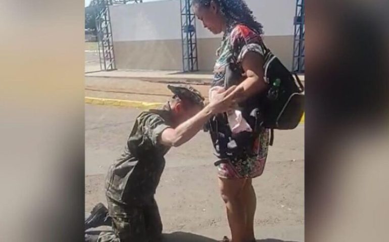 soldado ajoelhando mãe no MS