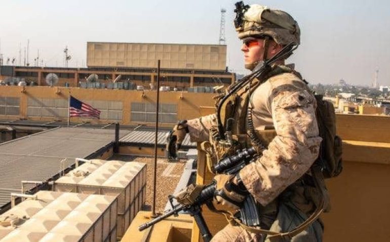 Fuzileiro naval dos EUA reforça segurança na embaixada americana em Bagdá, Iraque| Foto: Sgt. Kyle Tabot/AFP