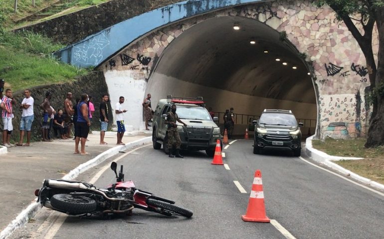 Soldado do Exército morre em acidente de moto na Avenida Centenário, em Salvador — Foto: Almir Santos/TV Bahia