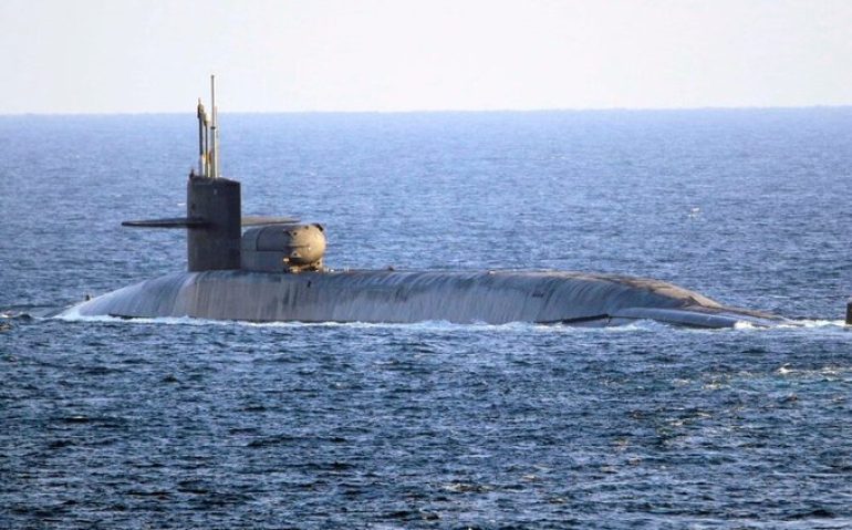 Submarino nuclear americano entrando no Golfo Pérsico