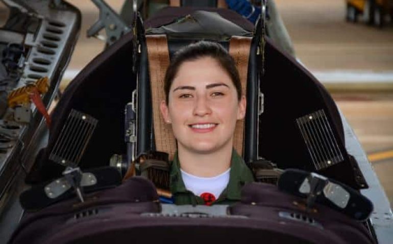 Tenente Juliana participa da formação da sua primeira turma no 1º Esquadrão de Instrução Aérea. (Foto: Tenente Inforzato / AFA)