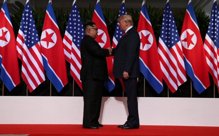 O presidente dos EUA, Donald Trump, aperta a mão do líder norte-coreano Kim Jong Un no hotel Capella, na ilha de Sentosa, em Singapura, em 12 de junho de 2018. REUTERS / Jonathan Ernst  (Jonathan Ernst/Reuters)