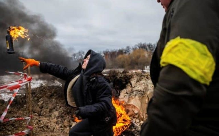 ALEJANDRO MARTINEZ/ANADOLU AGENCY VIA GETTY IMAGES
Legenda da foto,
Cenas como esta mostram que a guerra dos ucranianos contra o invasor russo já tem um caráter insurrecional