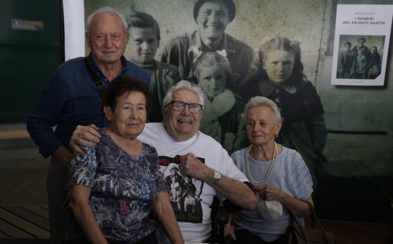 Martin Adler, Giulio, Mafalda e Giuliana Naldi se reencontram sete décadas após incidente na Itália — Foto: Antonio Calanni/AP