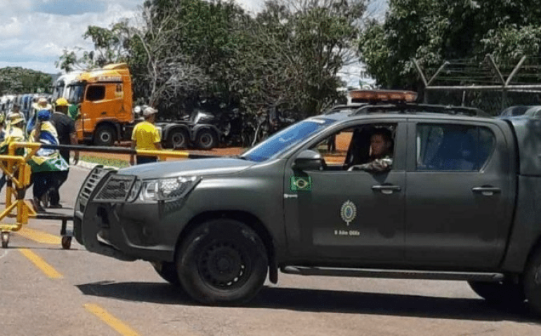 Caminhonete do Exército protege cancela, fechada em frente à área onde estavam caminhões bolsonaristas - (crédito: Fotos: Evandro Éboli/CB/DA.Press)