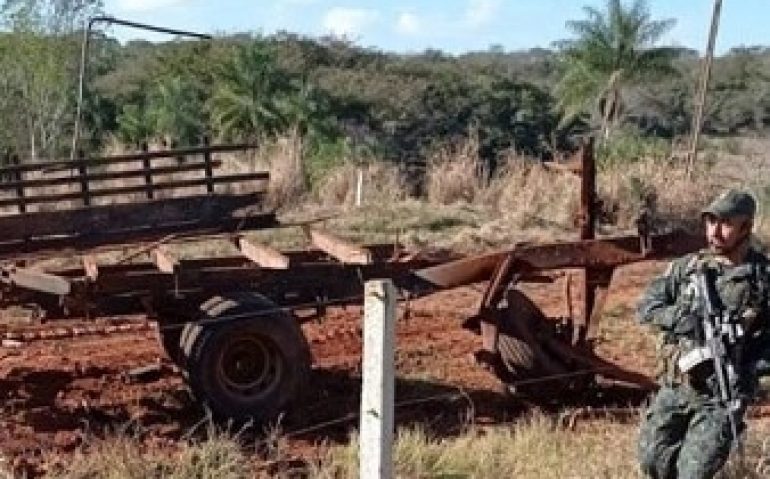 Carro explodiu após bomba enterrada em estrada detonar, tirando a vida de três sargentos, no Paraguai
Imagem: Reprodução/Cortesia ao La Nacion