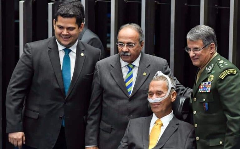 O senador Davi Alcolumbre (DEM-AP), o senador Chico Rodrigues (DEM-RR), o general da reserva Eduardo Villas Bôas e o comandante do Exército Edson Leal Pujol
Imagem: Divulgação/Twitter de Chico Rodrigues