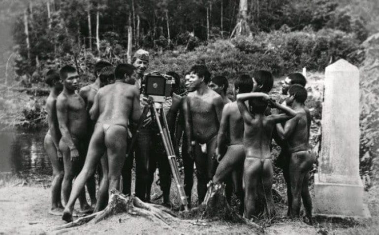 x74092313_Luiz-Thomaz-Reis-entre-os-indios-Tuiuca-e-Tucano-no-marco-de-fronteira-do-Rio-Tiquie-no-alt-1.jpg.pagespeed.ic_.6hUcofF8a5