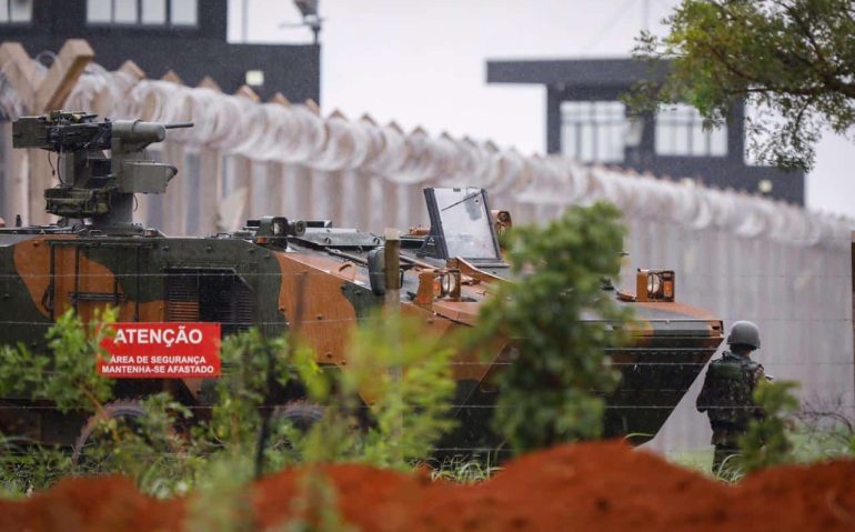 Homens e blindados do Exército cercam a penitenciária da Papuda (IGO ESTRELA/METRÓPOLES)